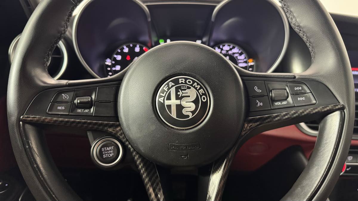 Used 2019 Alfa Romeo Giulia Ti AWD/4WD image 17