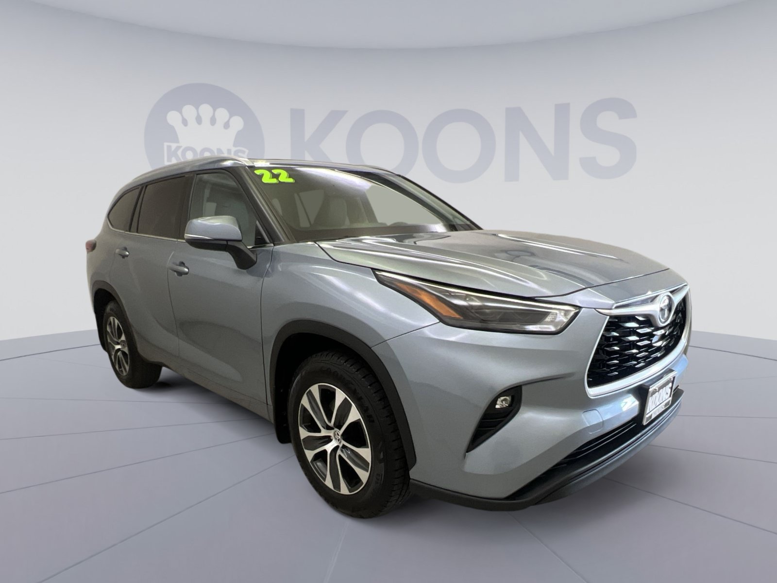 Used 2022 Toyota Highlander XLE AWD/4WD image 2