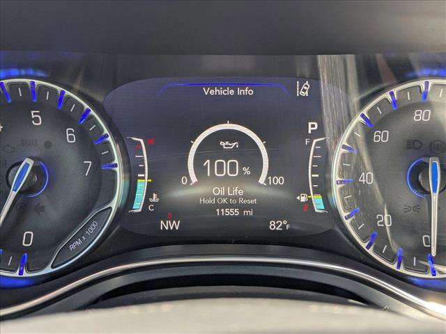 Used 2025 Chrysler Pacifica Limited FWD image 11