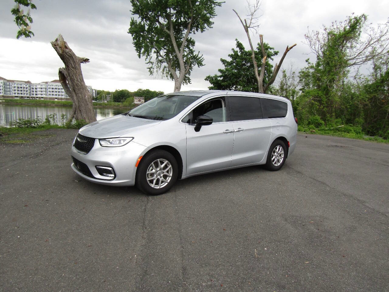 Used 2024 Chrysler Pacifica Touring-L FWD image 36