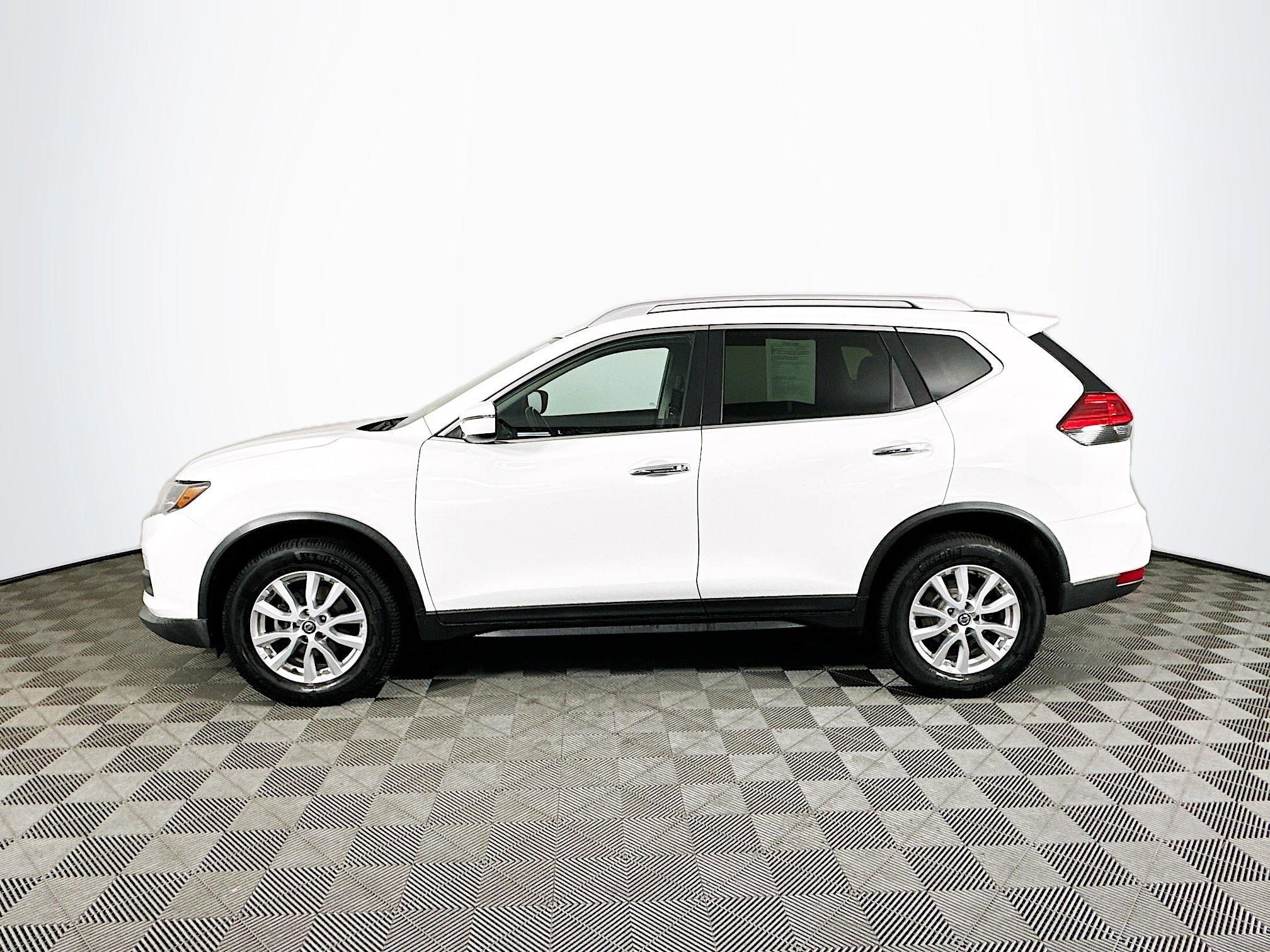 Used 2017 Nissan Rogue SV image 4