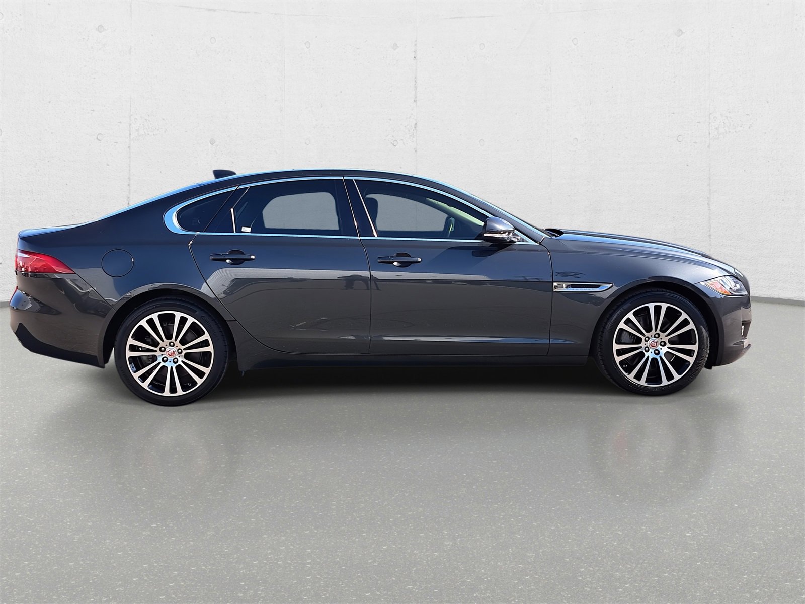 Used 2019 Jaguar XF Prestige image 4