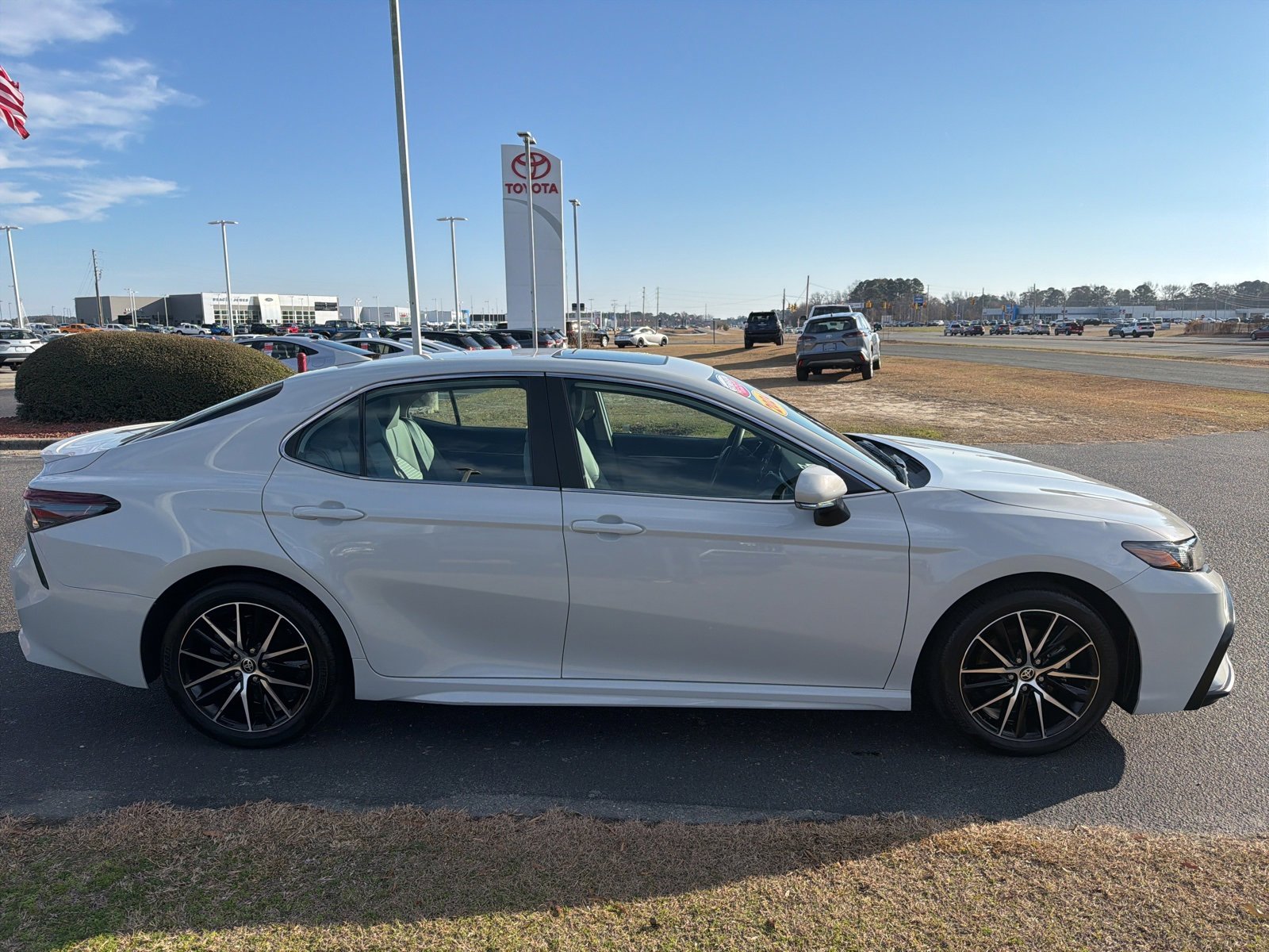 Used 2024 Toyota Camry SE image 1