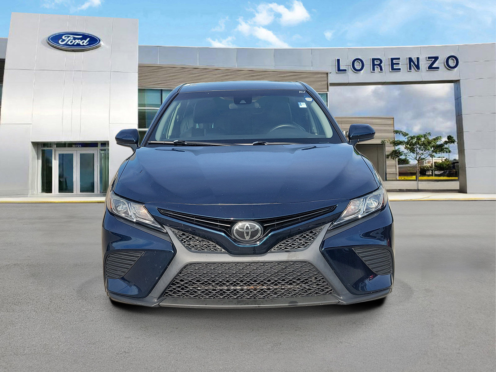Used 2020 Toyota Camry SE FWD image 2