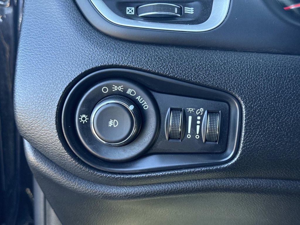 Used 2018 Jeep Renegade Latitude w/ Popular Equipment Group image 33