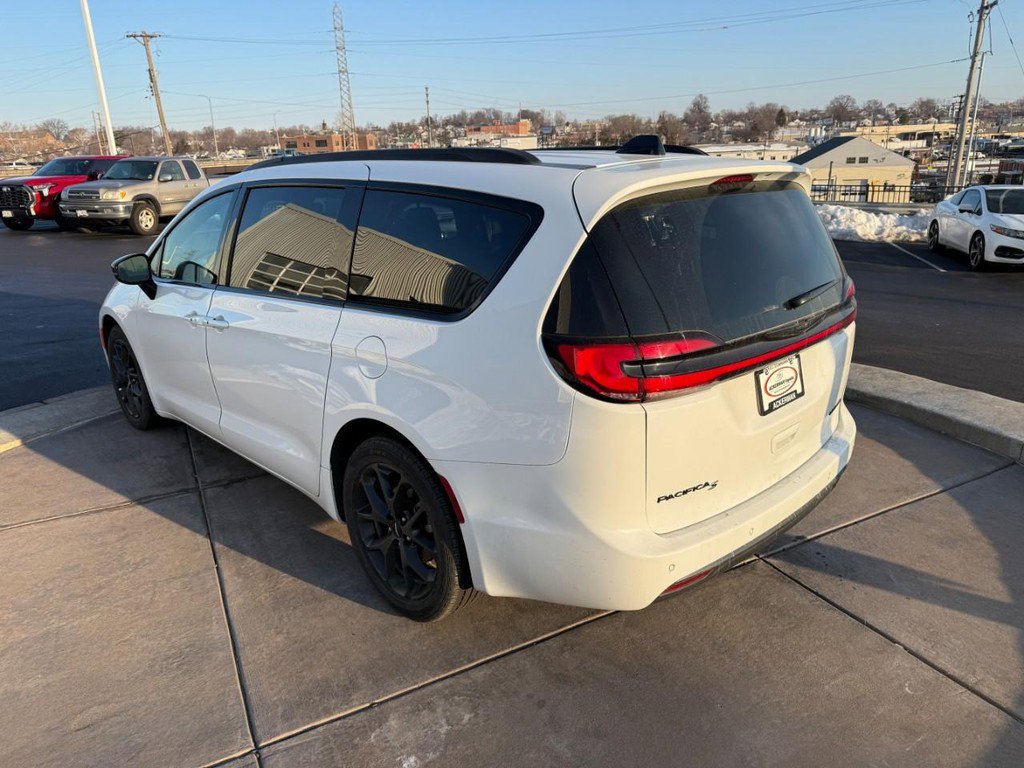 Used 2025 Chrysler Pacifica Limited image 9