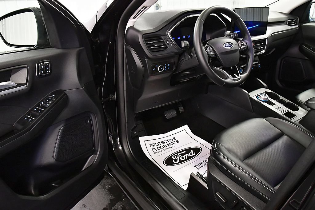 Used 2025 Ford Escape Platinum AWD/4WD image 16