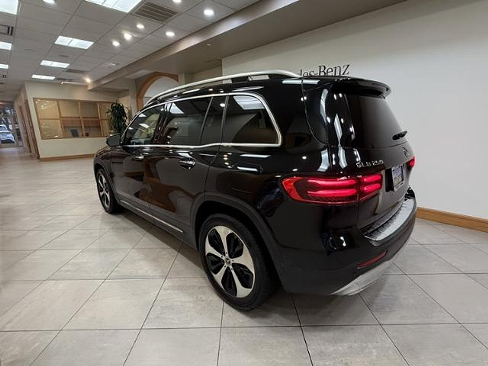 Used 2024 Mercedes-Benz GLB 250 image 3