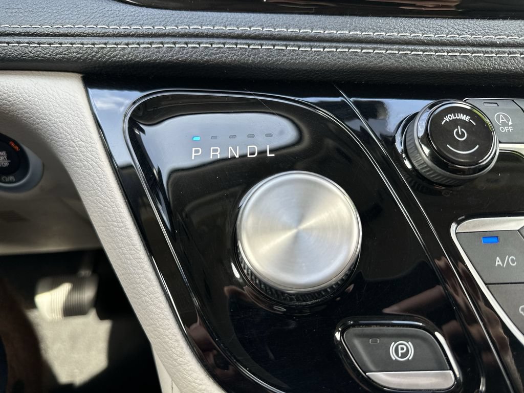 Used 2023 Chrysler Pacifica Limited FWD image 28