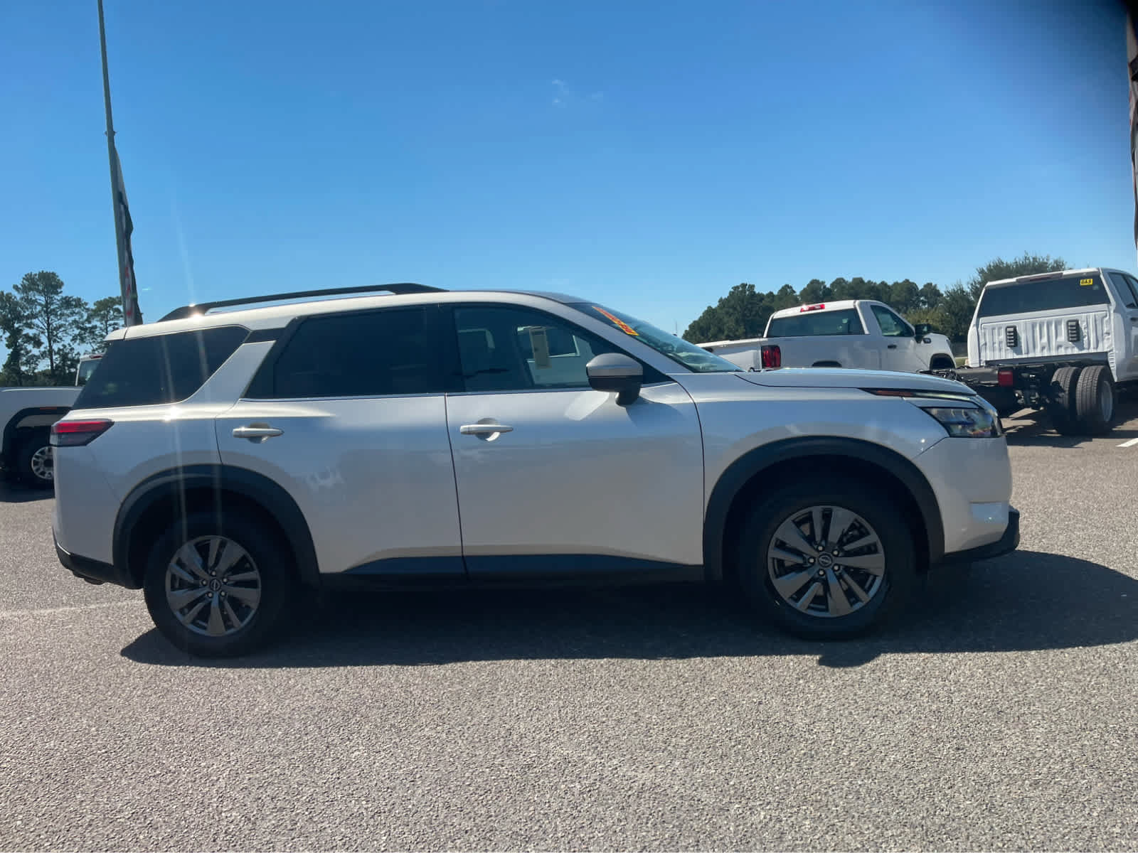 Used 2024 Nissan Pathfinder SV FWD image 4