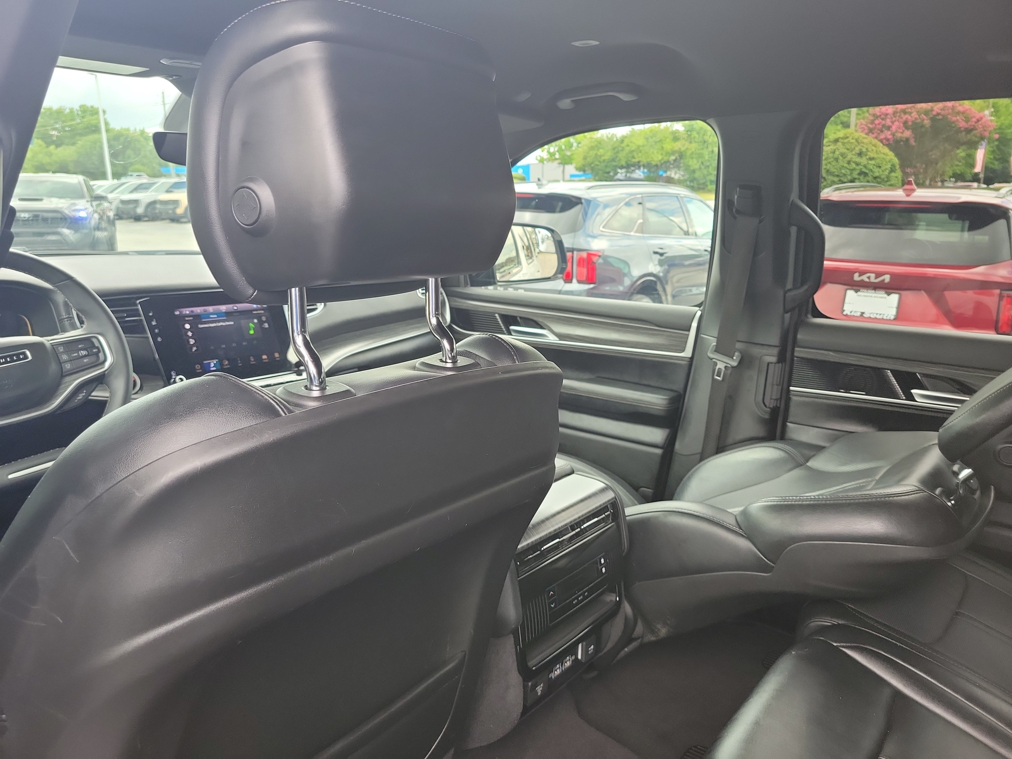 Used 2024 Jeep Wagoneer L Series II RWD image 12