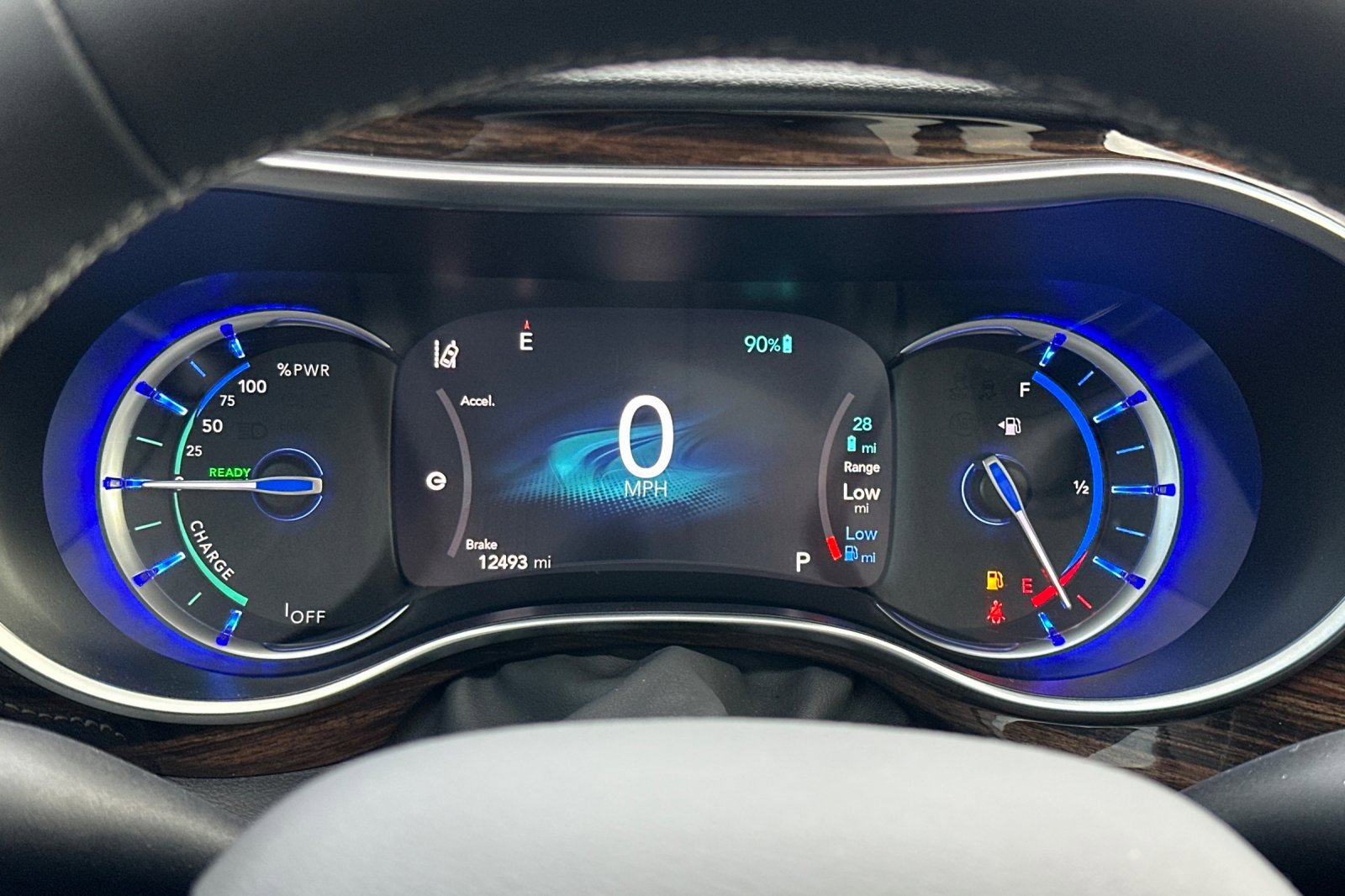 Used 2023 Chrysler Pacifica Limited w/ Uconnect Theater Family Group image 31