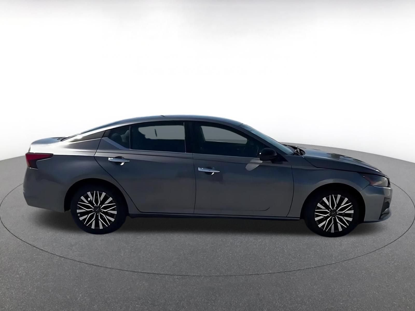 Used 2025 Nissan Altima 2.5 SV FWD image 14