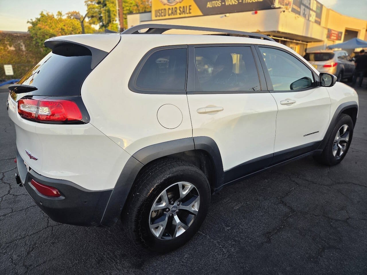 Used 2016 Jeep Cherokee Trailhawk w/ Comfort/Convenience Group AWD/4WD image 3