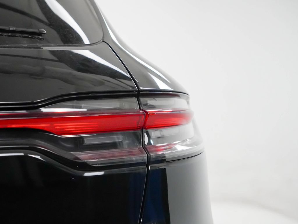 Certified 2026 Porsche Macan AWD/4WD image 10