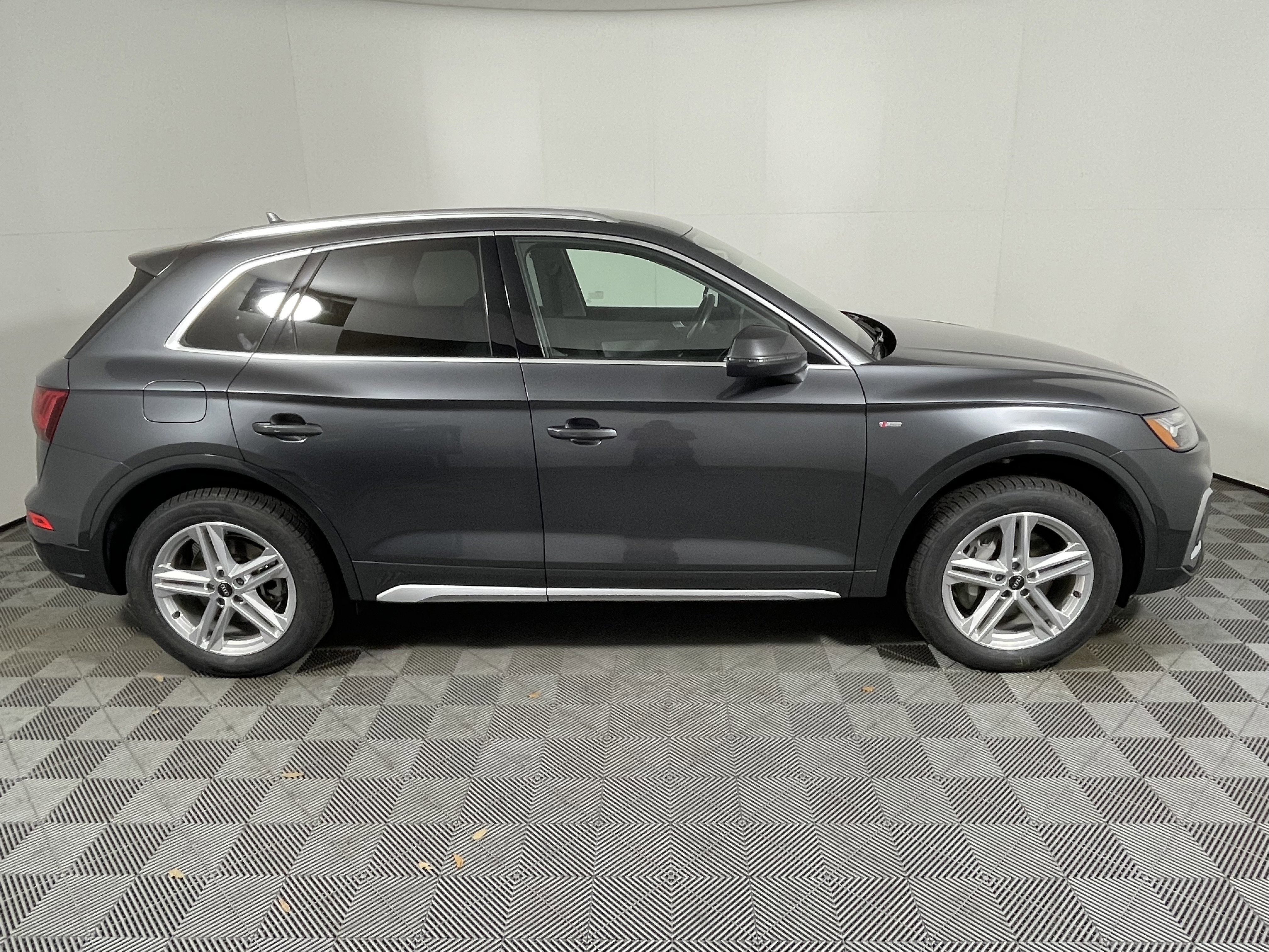 Used 2022 Audi Q5 e Premium w/ Convenience Package image 6