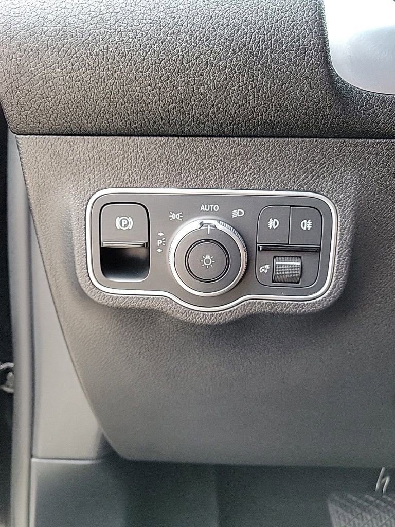 Used 2022 Mercedes-Benz GLB 250 4MATIC image 29