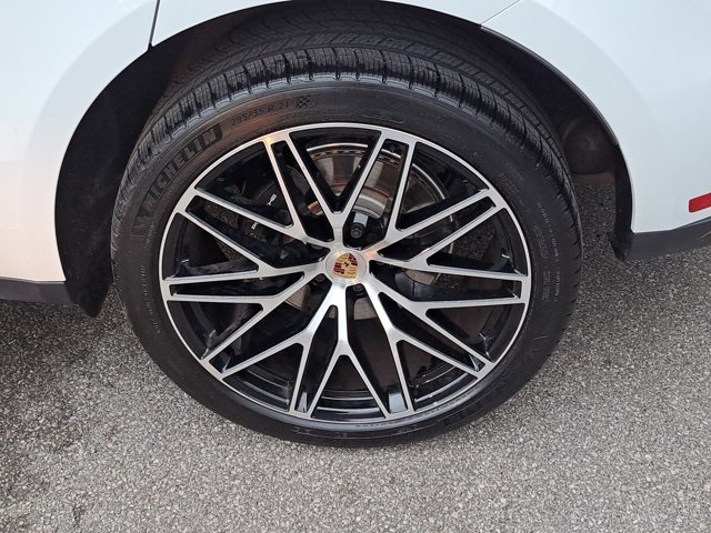 Certified 2023 Porsche Macan image 13