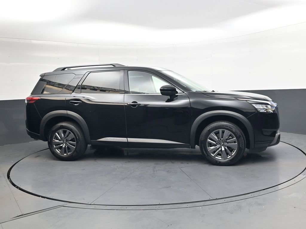 Used 2025 Nissan Pathfinder SV image 3