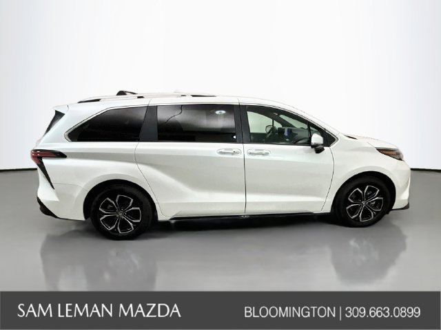Used 2025 Toyota Sienna Platinum AWD/4WD image 13