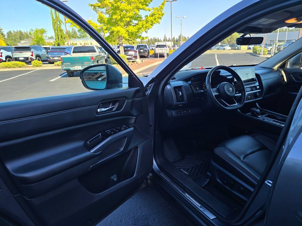 Used 2023 Nissan Pathfinder SL w/ Lighting Package (N92) FWD image 7