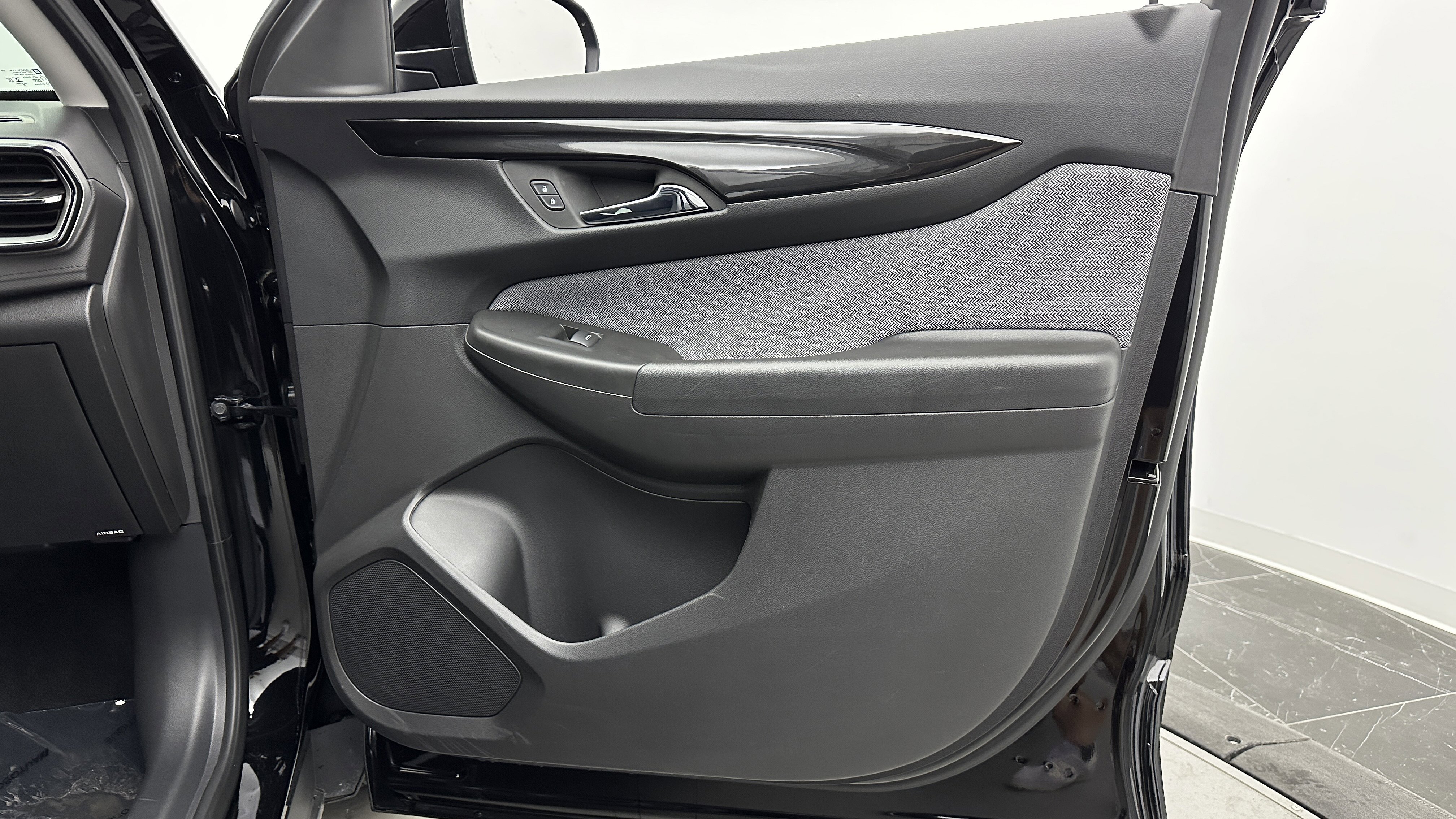 Used 2025 Chevrolet TrailBlazer LT image 33