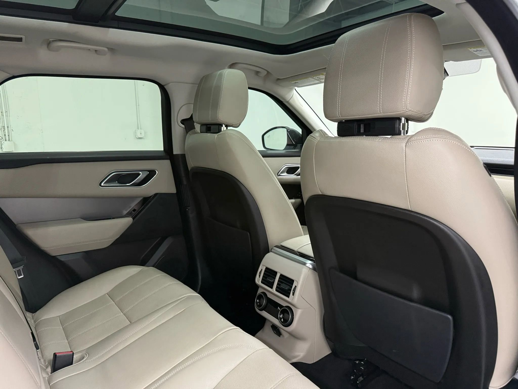 Used 2020 Land Rover Range Rover Velar S image 13