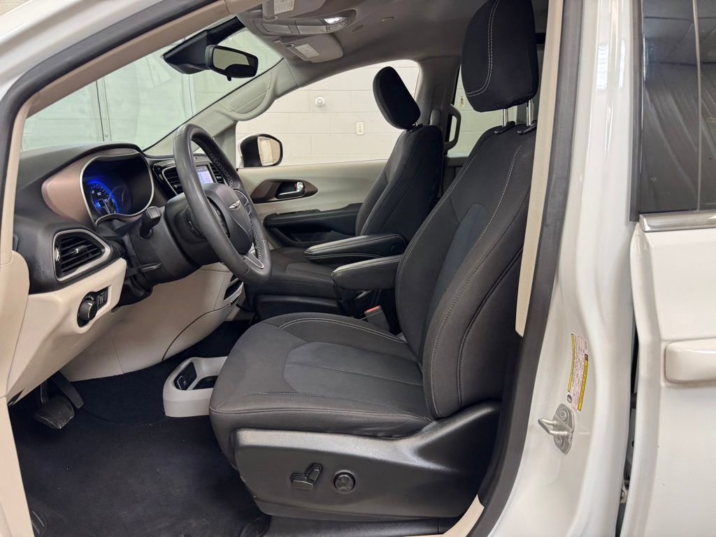 Used 2023 Chrysler Voyager LX FWD image 11