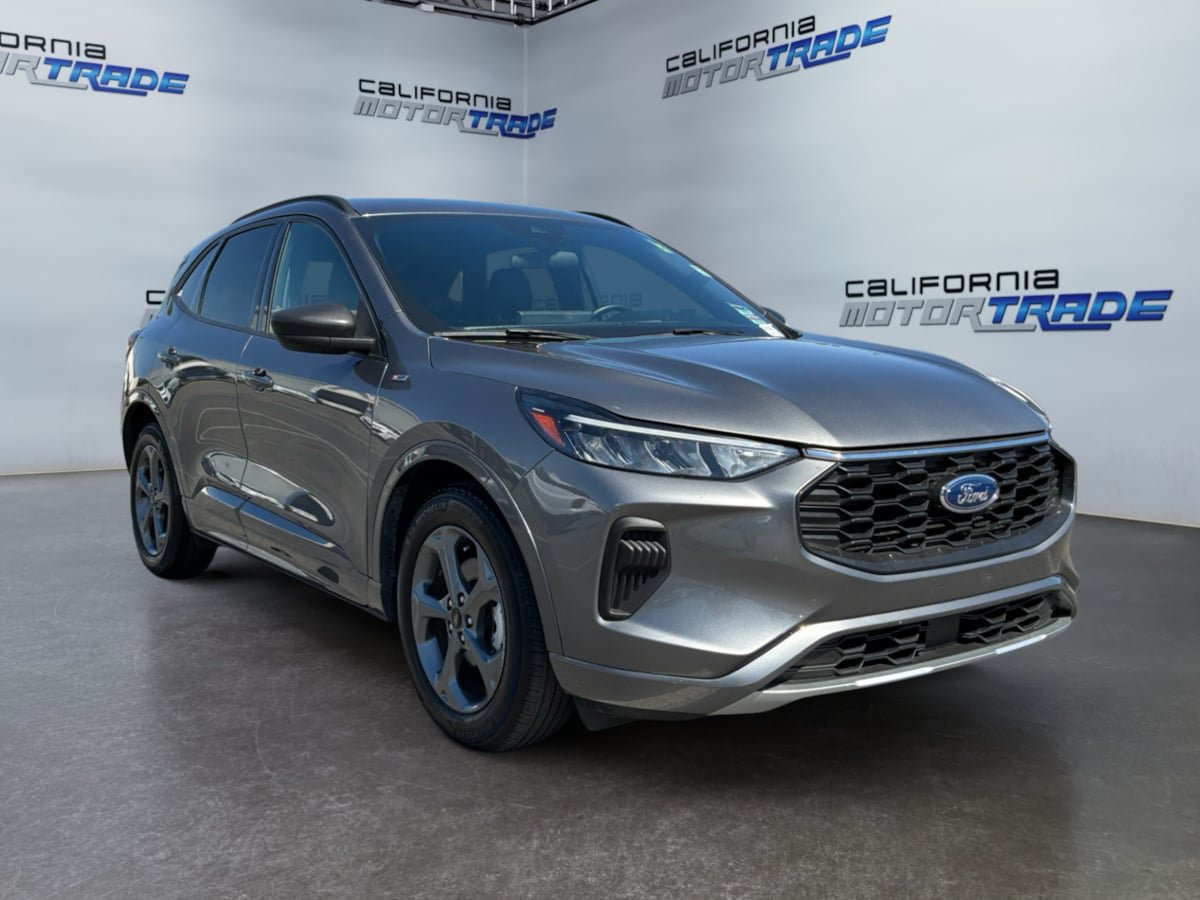 Used 2023 Ford Escape ST-Line w/ Tech Pack #1 FWD image 3