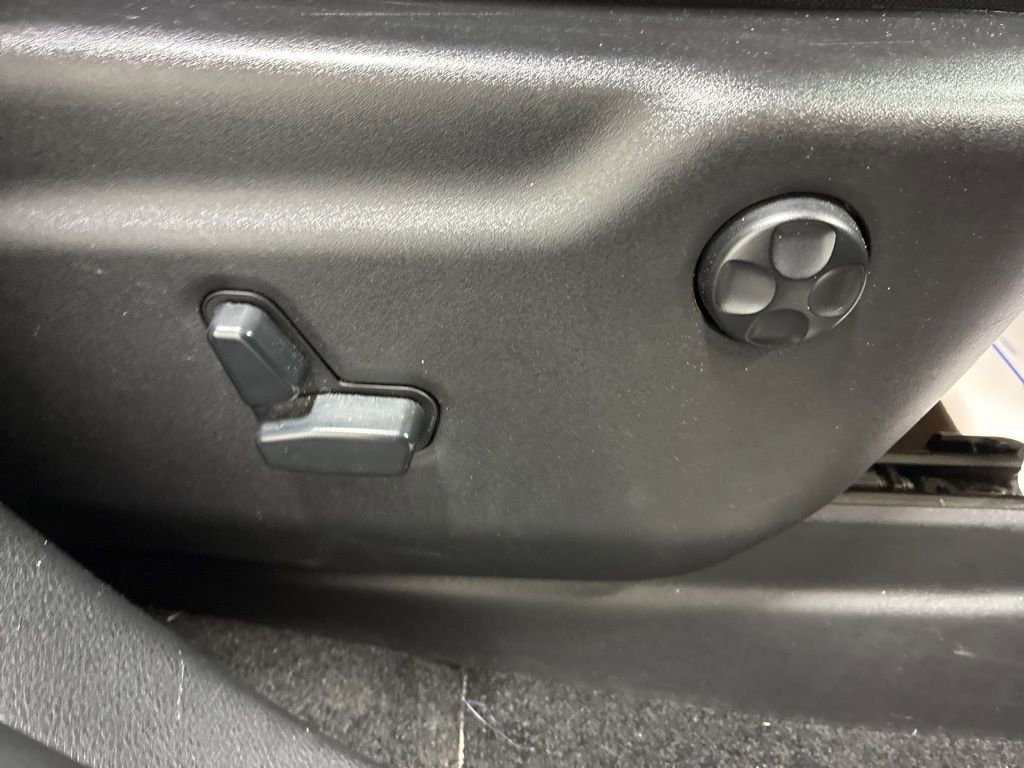 Used 2015 Jeep Grand Cherokee Limited w/ Luxury Group II image 32