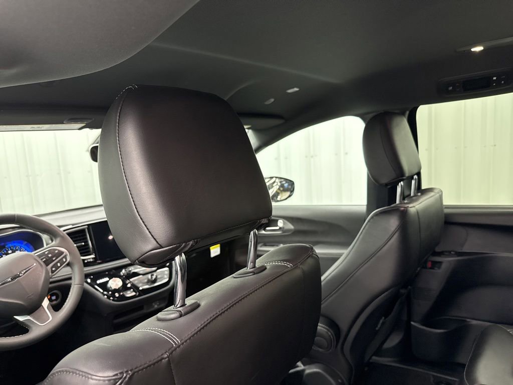 Used 2026 Chrysler Pacifica Select FWD image 13