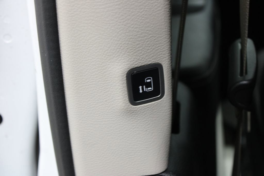 Used 2023 Chrysler Voyager LX image 18