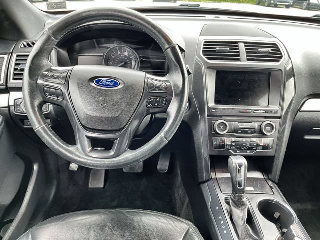 Used 2017 Ford Explorer XLT w/ Equipment Group 202A AWD/4WD image 13
