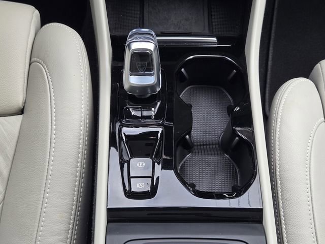Used 2023 Volvo XC40 B5 Plus image 21