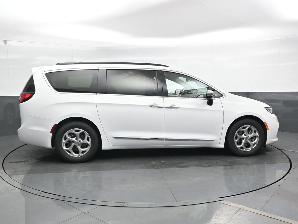 Used 2023 Chrysler Pacifica Limited FWD image 5