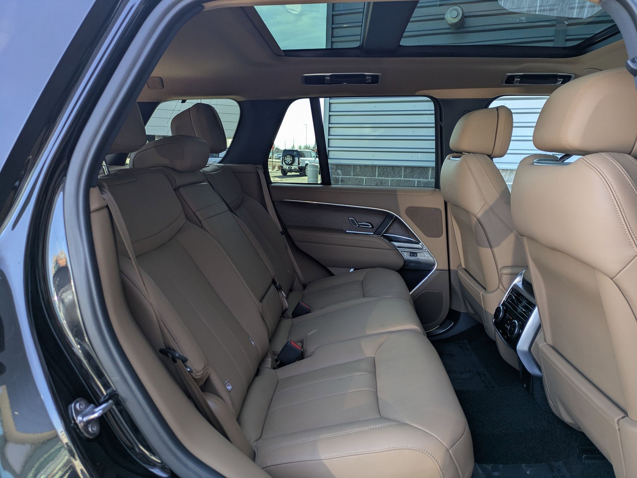 Certified 2025 Land Rover Range Rover SE image 28