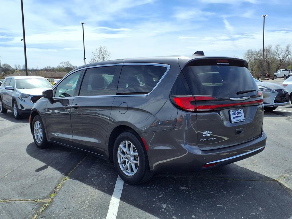 Used 2023 Chrysler Pacifica Touring-L FWD image 5