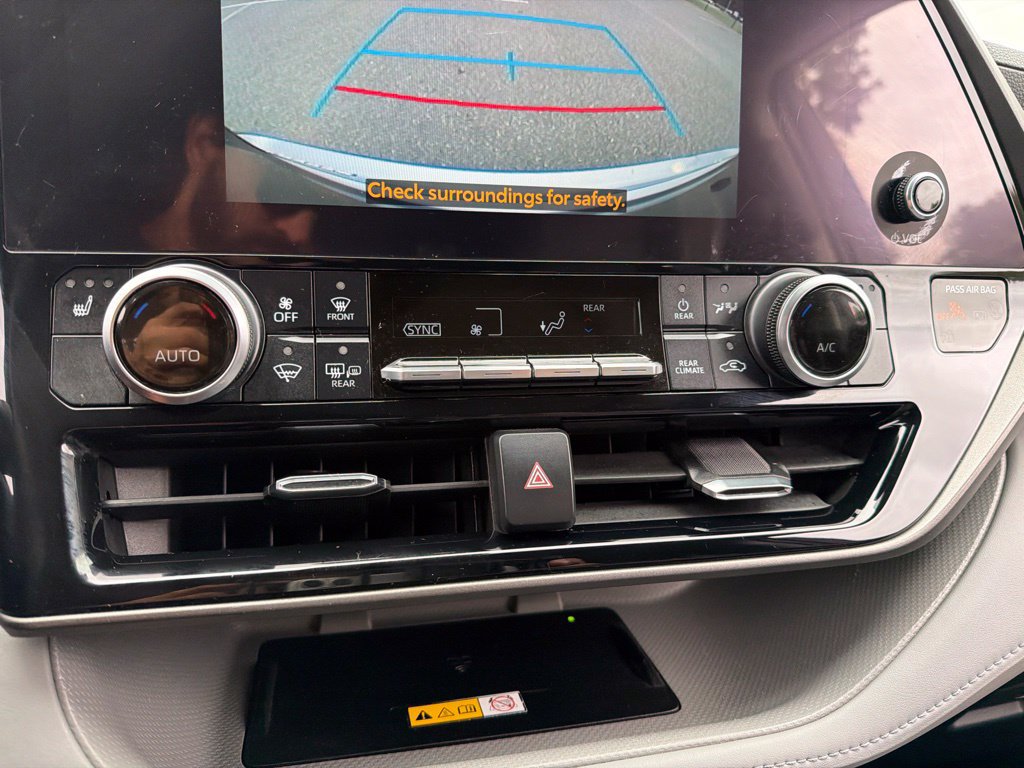 Used 2024 Toyota Highlander XLE AWD/4WD image 12