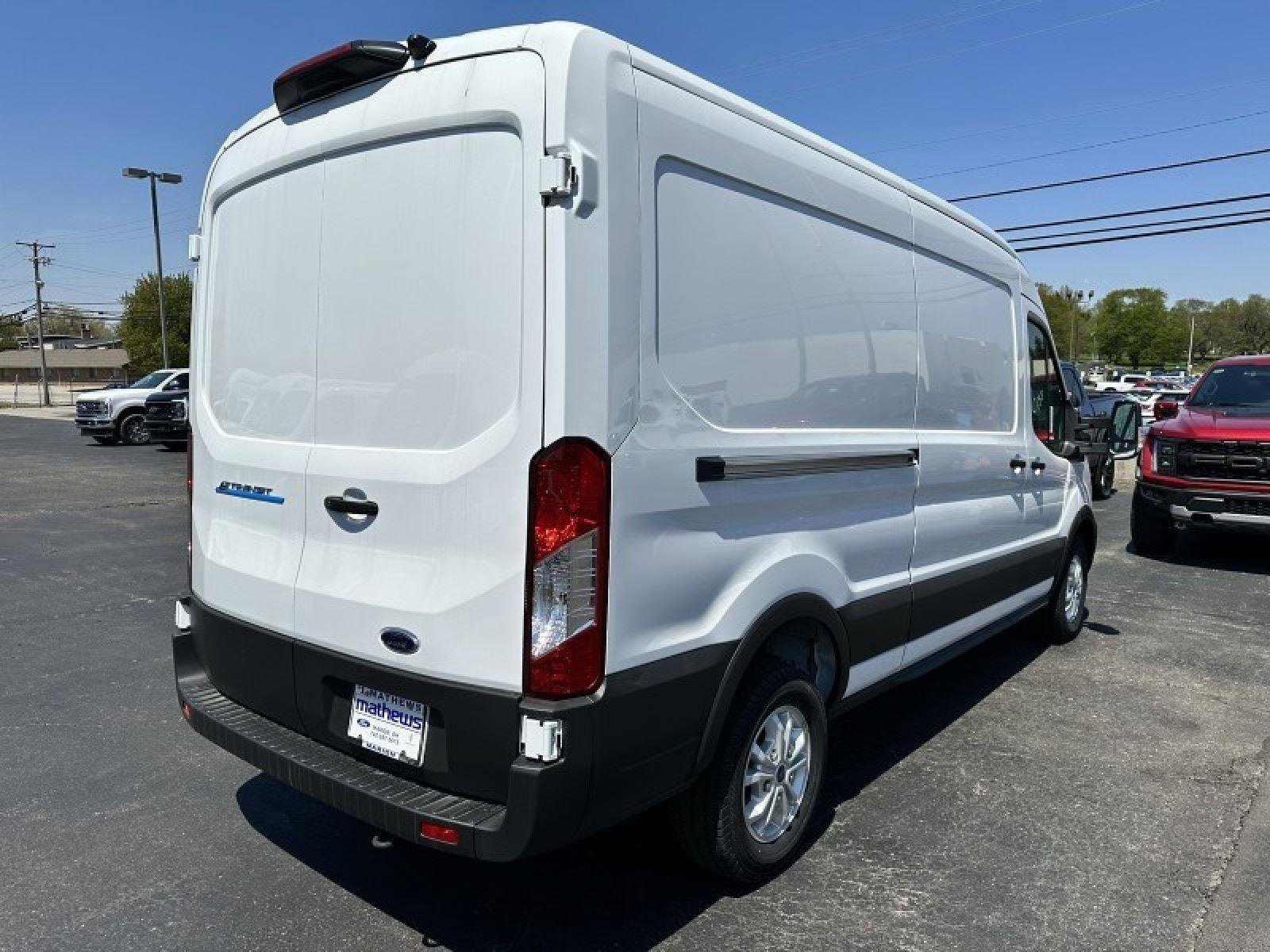 Used 2023 Ford E-Transit Medium Roof image 5
