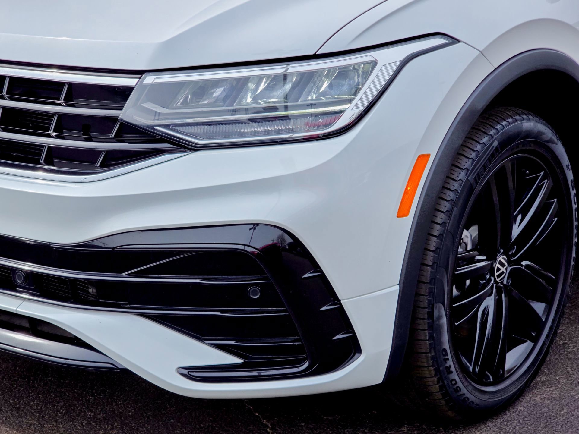 Used 2022 Volkswagen Tiguan SE R-Line image 5