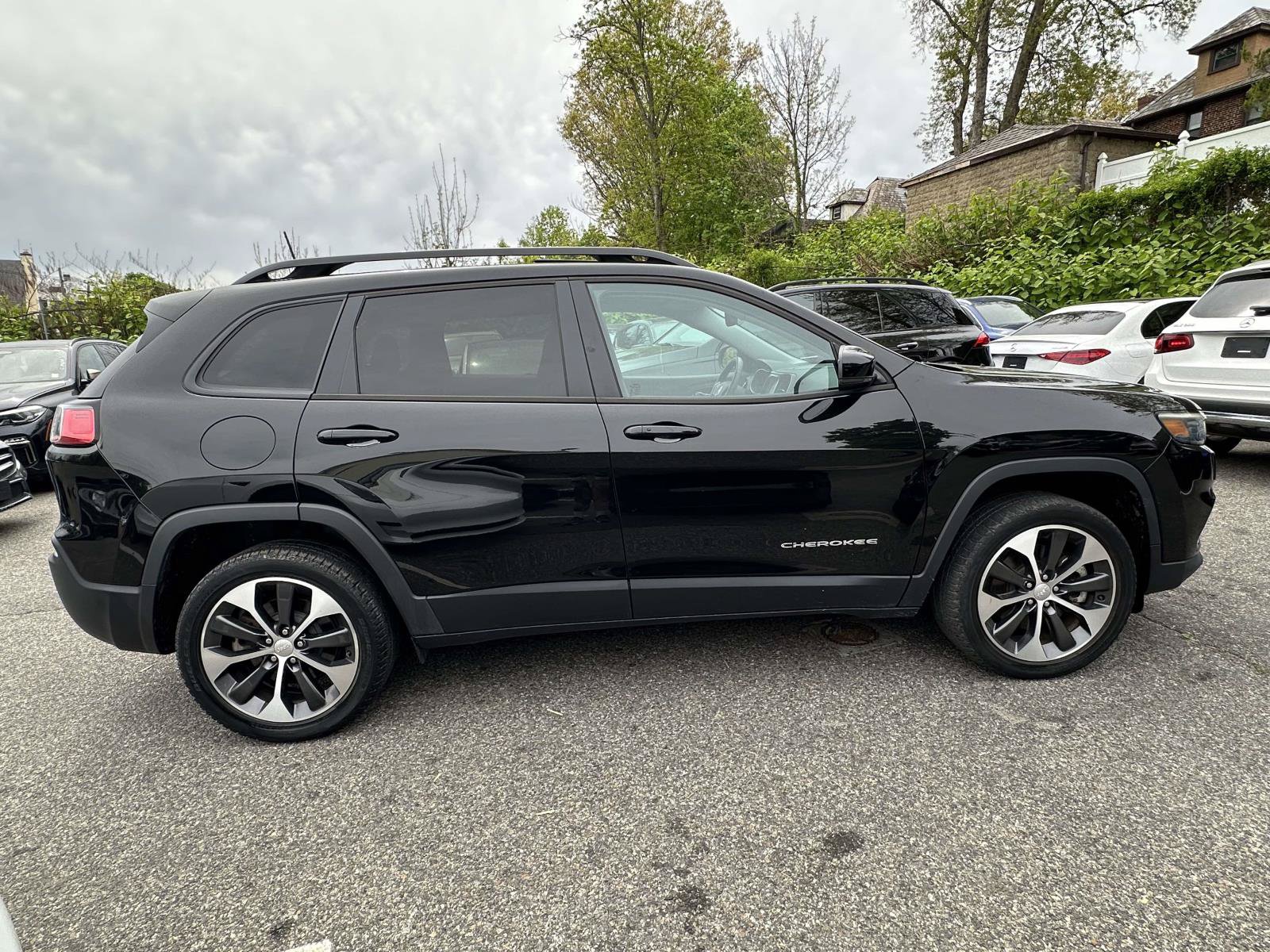 Used 2022 Jeep Cherokee Limited w/ Elite Package AWD/4WD image 2