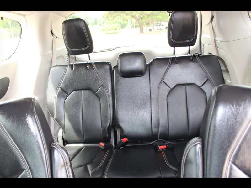 Used 2022 Chrysler Pacifica Touring-L FWD image 17