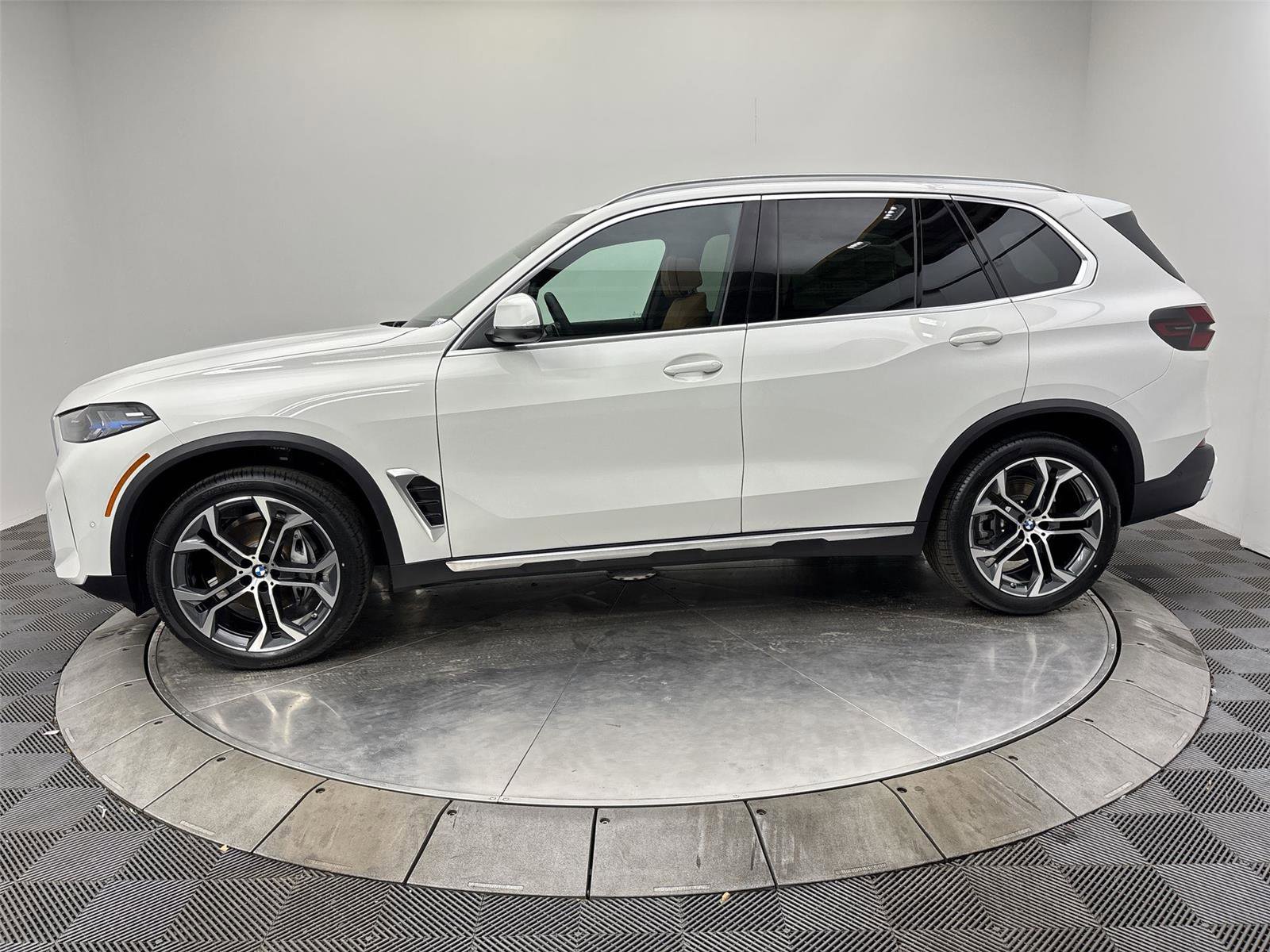 New 2026 BMW X5 xDrive40i w/ Climate Comfort Package AWD/4WD image 16
