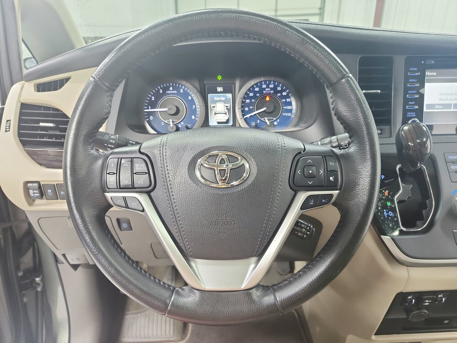 Used 2020 Toyota Sienna XLE Premium FWD image 24