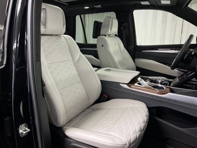 Certified 2026 Cadillac Escalade Platinum Sport w/ LPO, ONYX Package AWD/4WD image 17