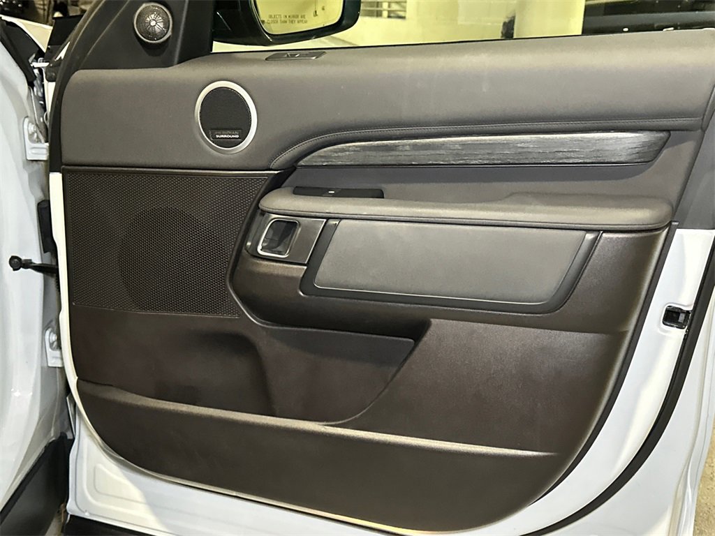 Used 2017 Land Rover Discovery HSE image 14