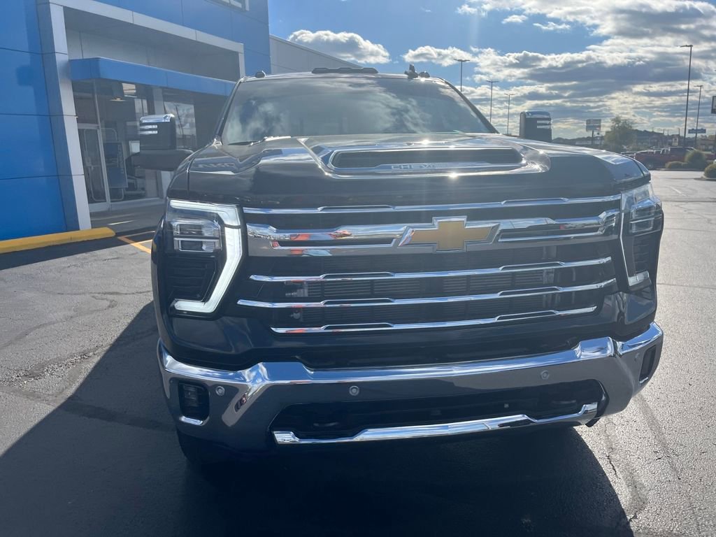 Used 2025 Chevrolet Silverado 3500 LTZ w/ LTZ Plus Package image 8