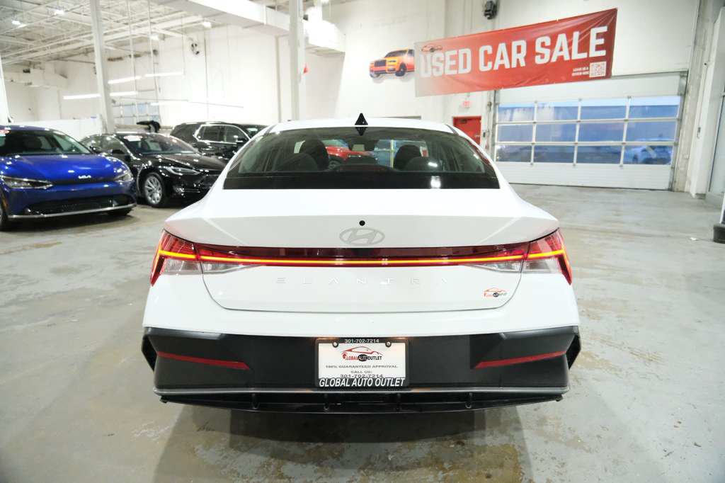 Used 2025 Hyundai Elantra SEL FWD image 9