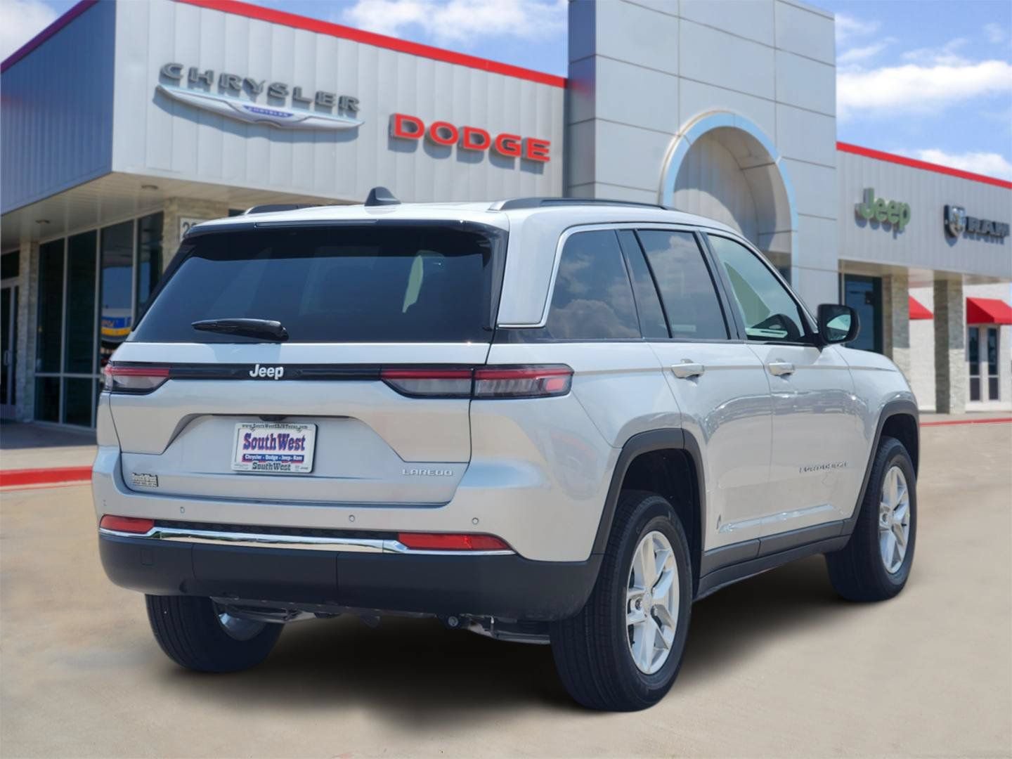 New 2026 Jeep Grand Cherokee Laredo RWD image 5