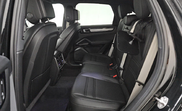 Used 2023 Porsche Cayenne Platinum Edition AWD/4WD image 19